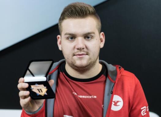 老背景板了，自S7至今的冠军战队都曾淘汰Perkz